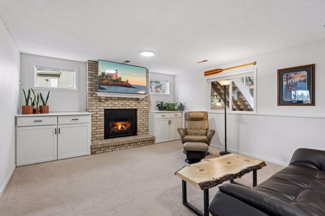 960 Saddlebrook Curve, Chanhassen, MN 55317