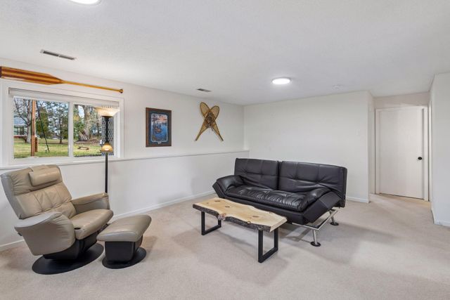 960 Saddlebrook Curve, Chanhassen, MN 55317