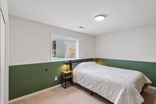 960 Saddlebrook Curve, Chanhassen, MN 55317