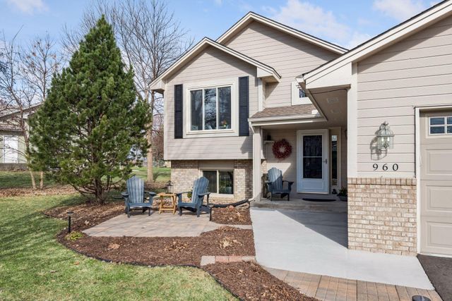 960 Saddlebrook Curve, Chanhassen, MN 55317