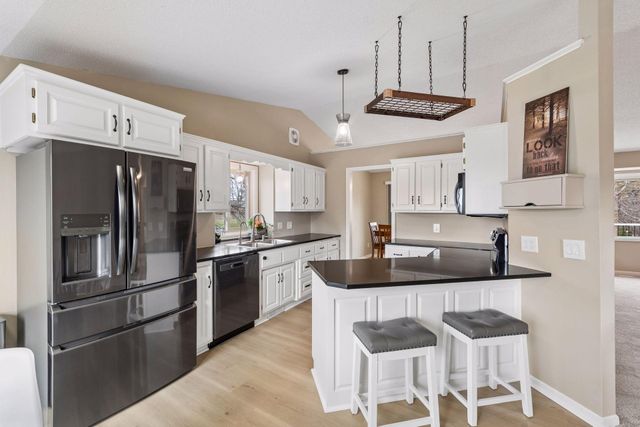 960 Saddlebrook Curve, Chanhassen, MN 55317