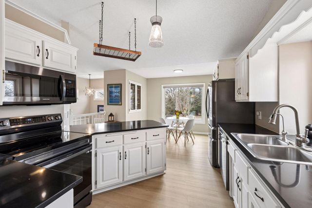 960 Saddlebrook Curve, Chanhassen, MN 55317