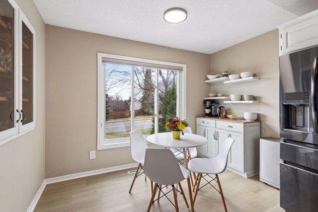 960 Saddlebrook Curve, Chanhassen, MN 55317