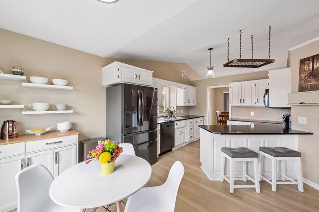 960 Saddlebrook Curve, Chanhassen, MN 55317