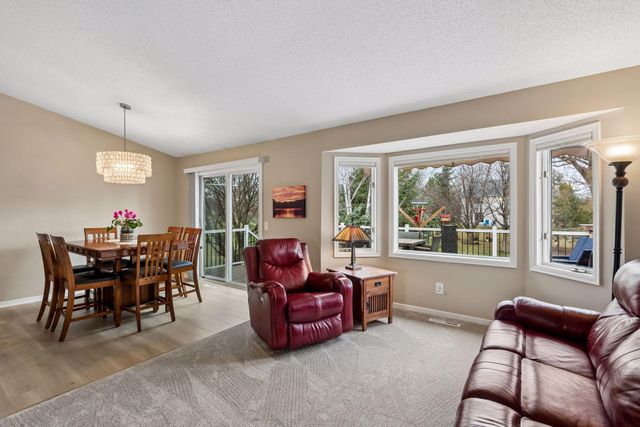 960 Saddlebrook Curve, Chanhassen, MN 55317