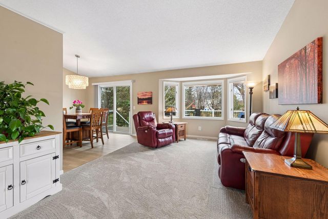 960 Saddlebrook Curve, Chanhassen, MN 55317