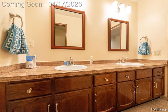 4426 Knightsbridge Lane, West Bloomfield, MI 48323