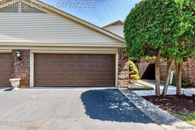 4426 Knightsbridge Lane, West Bloomfield, MI 48323