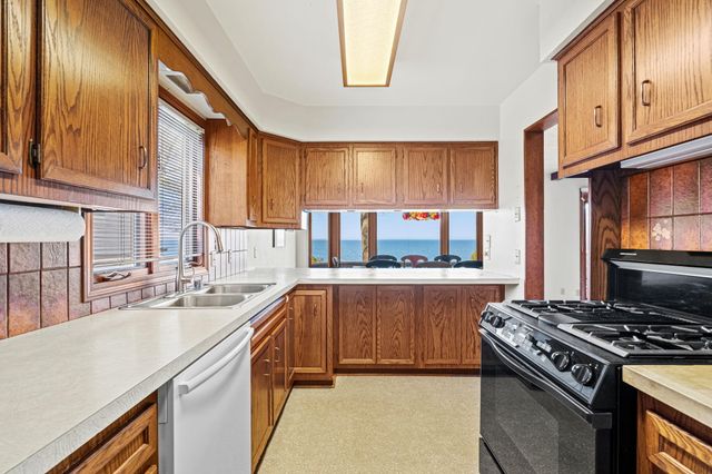 410 N Lakeshore Drive, Park Twp, MI 49424