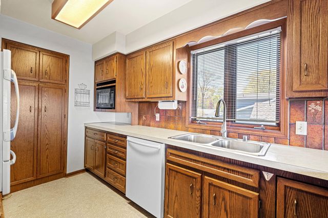 410 N Lakeshore Drive, Park Twp, MI 49424