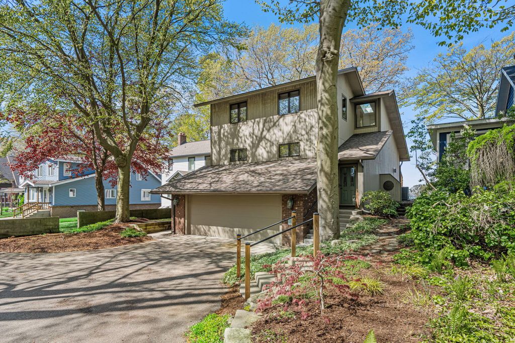 410 N Lakeshore Drive, Park Twp, MI 49424