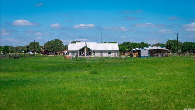 247 S Palo Alto, Floresville, TX 78114