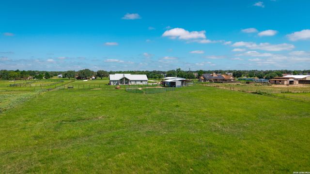 247 S Palo Alto, Floresville, TX 78114