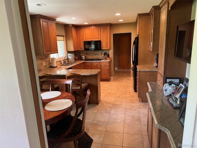 6925 Windham Lane, Bloomfield Charter Township, MI 48301