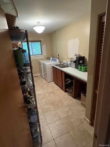 6925 Windham Lane, Bloomfield Charter Township, MI 48301