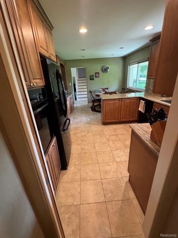 6925 Windham Lane, Bloomfield Charter Township, MI 48301