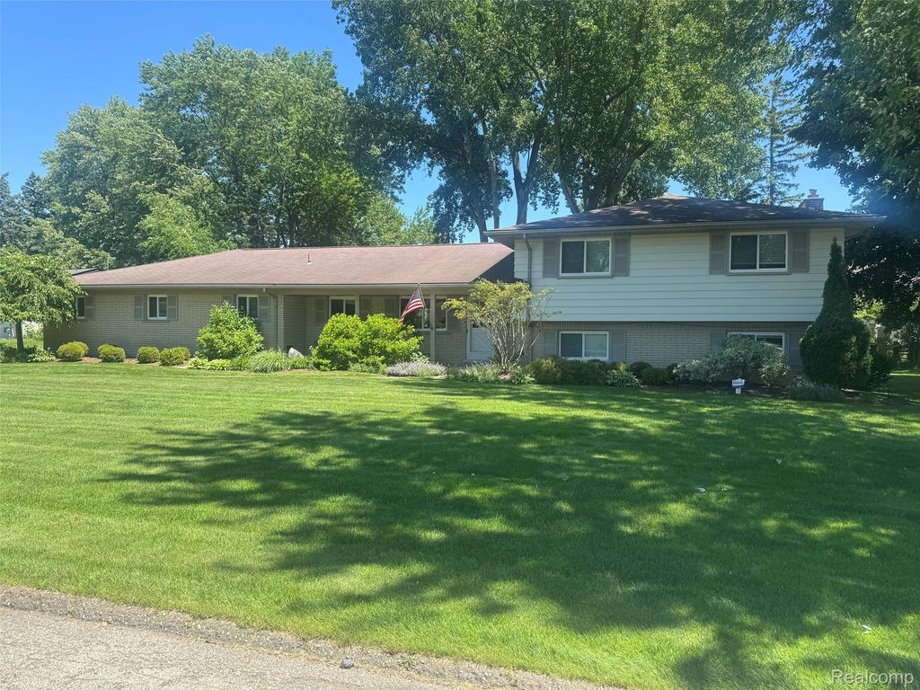 6925 Windham Lane, Bloomfield Charter Township, MI 48301