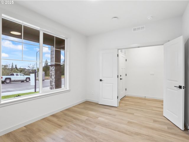 403 W 19TH St, La Center, WA 98629