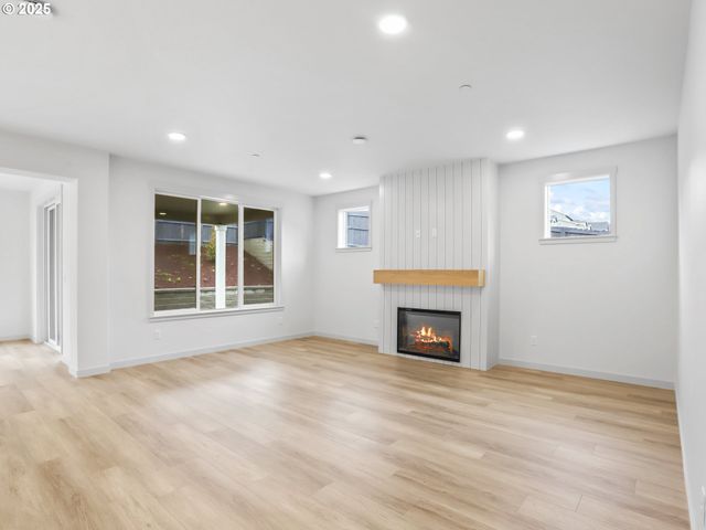 403 W 19TH St, La Center, WA 98629