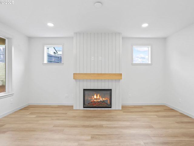 403 W 19TH St, La Center, WA 98629