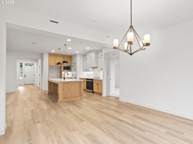 403 W 19TH St, La Center, WA 98629