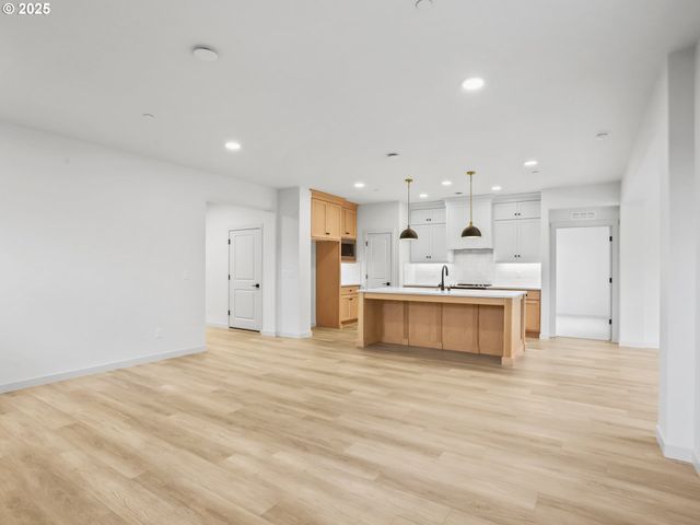 403 W 19TH St, La Center, WA 98629