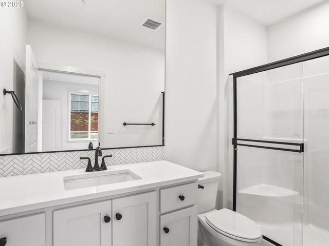 403 W 19TH St, La Center, WA 98629