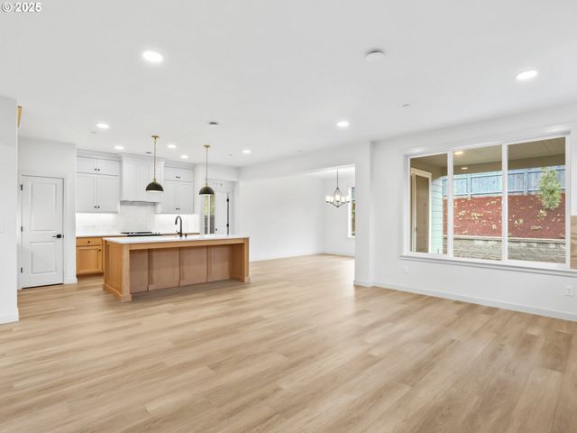 403 W 19TH St, La Center, WA 98629