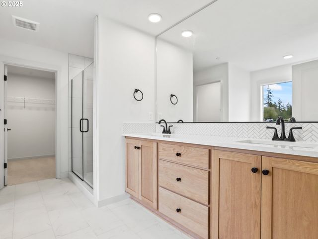 403 W 19TH St, La Center, WA 98629