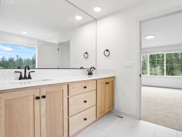 403 W 19TH St, La Center, WA 98629