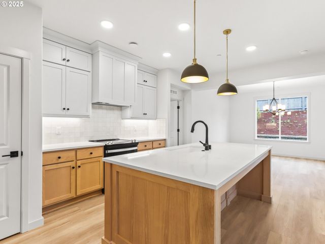 403 W 19TH St, La Center, WA 98629