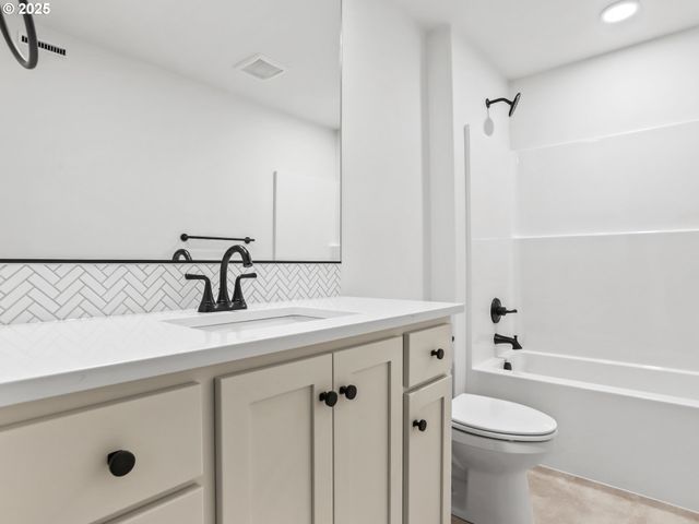 403 W 19TH St, La Center, WA 98629