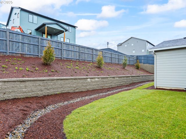 403 W 19TH St, La Center, WA 98629