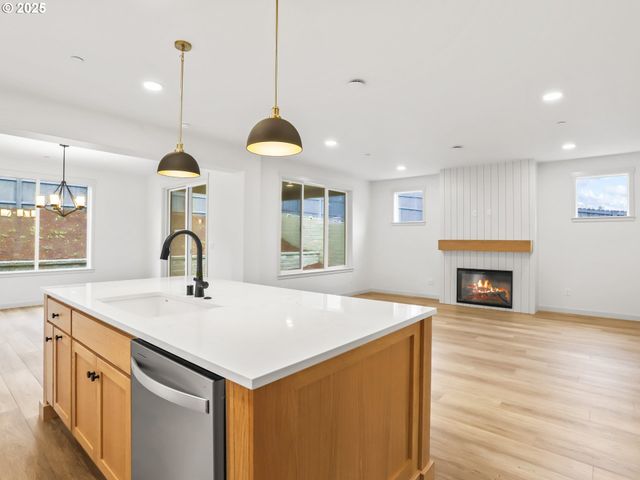 403 W 19TH St, La Center, WA 98629