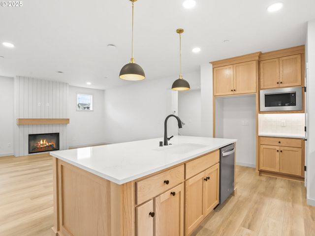 403 W 19TH St, La Center, WA 98629
