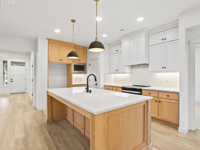403 W 19TH St, La Center, WA 98629