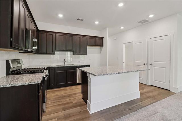 1676 Gunnin NW Trace, Atlanta, GA 30318