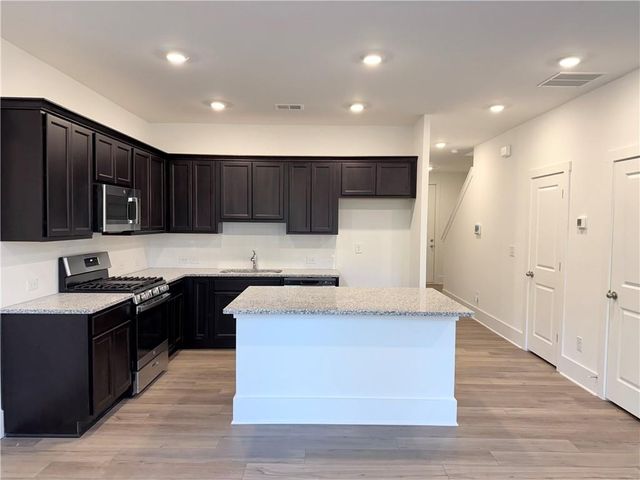 1676 Gunnin NW Trace, Atlanta, GA 30318