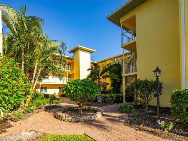 1001 FOXFIRE LN # 204, Naples, FL 34104