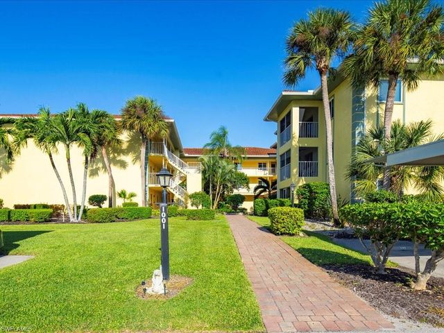 1001 FOXFIRE LN # 204, Naples, FL 34104