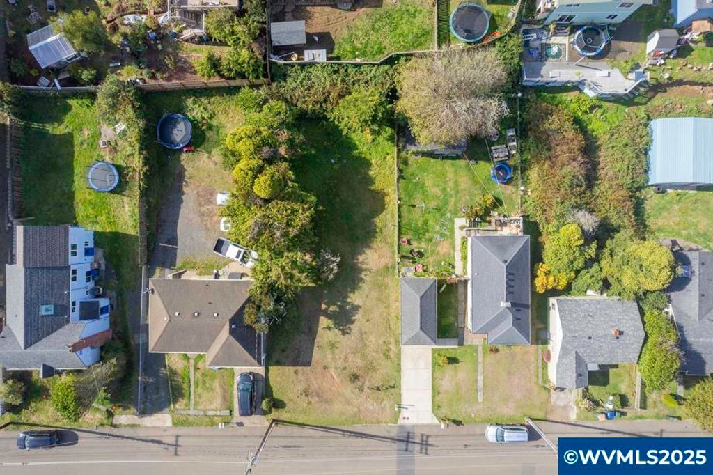 Image 1 of property listing at 112 SW Lee St, Newport, OR 97365