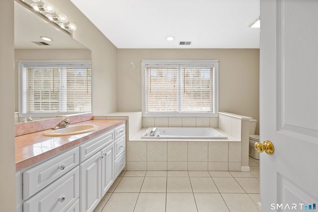 11 Nature Trail, Hamden, CT 06518