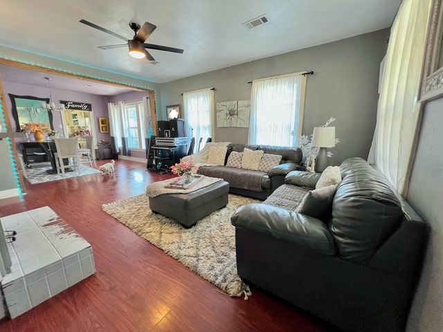 1004 W Avenue D, Garland, TX 75040