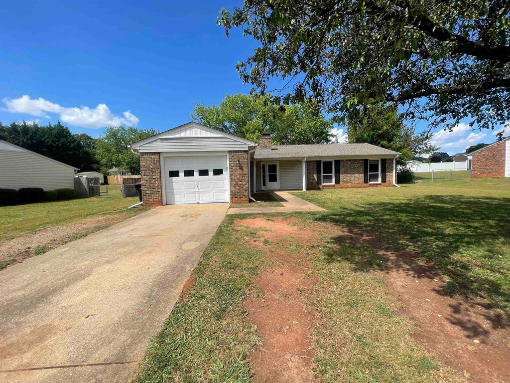 Image 1 of property listing at 108 Sedgefield Ct, Anderson, SC 29621
