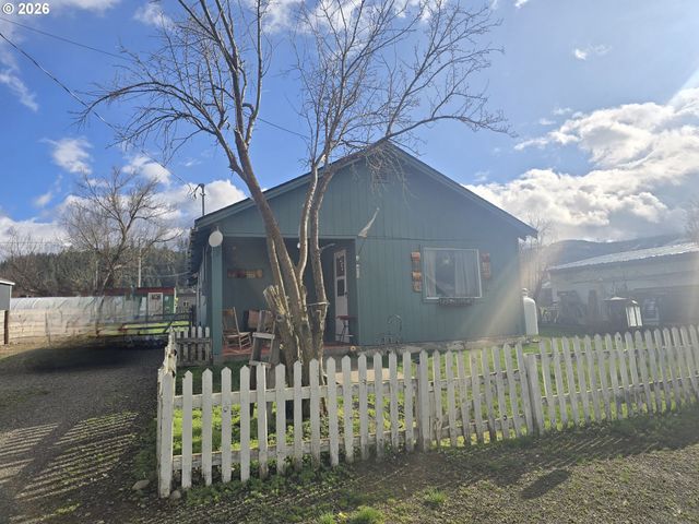 302 W 3RD St, Wallowa, OR 97885