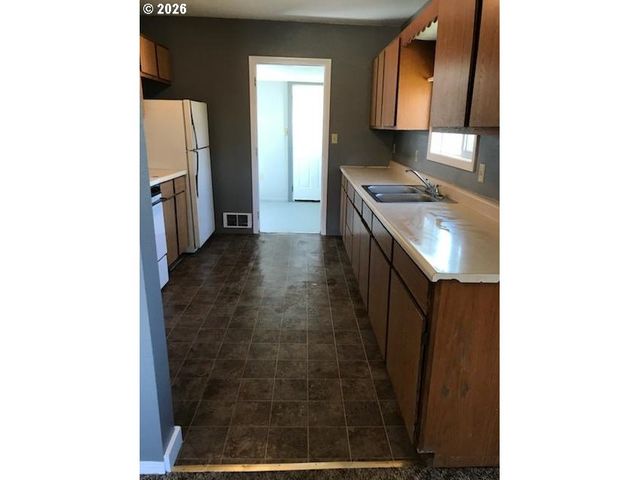 302 W 3RD St, Wallowa, OR 97885