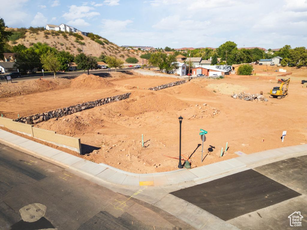 Image 2 of property listing at 1420 CLARA XING # 1, Santa Clara, UT 84765