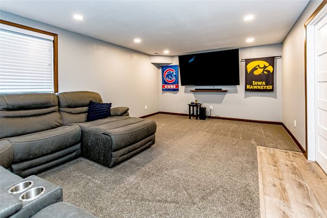 9506 Grand Oaks Drive NE, Cedar Rapids, IA 52402