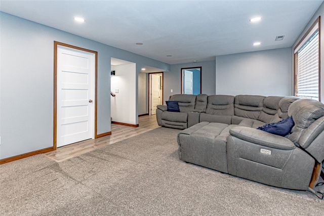 9506 Grand Oaks Drive NE, Cedar Rapids, IA 52402