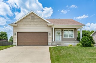 9506 Grand Oaks Drive NE, Cedar Rapids, IA 52402
